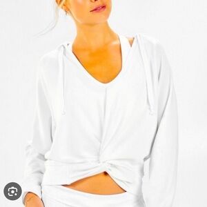 White crop hoodie with a twisted bottom